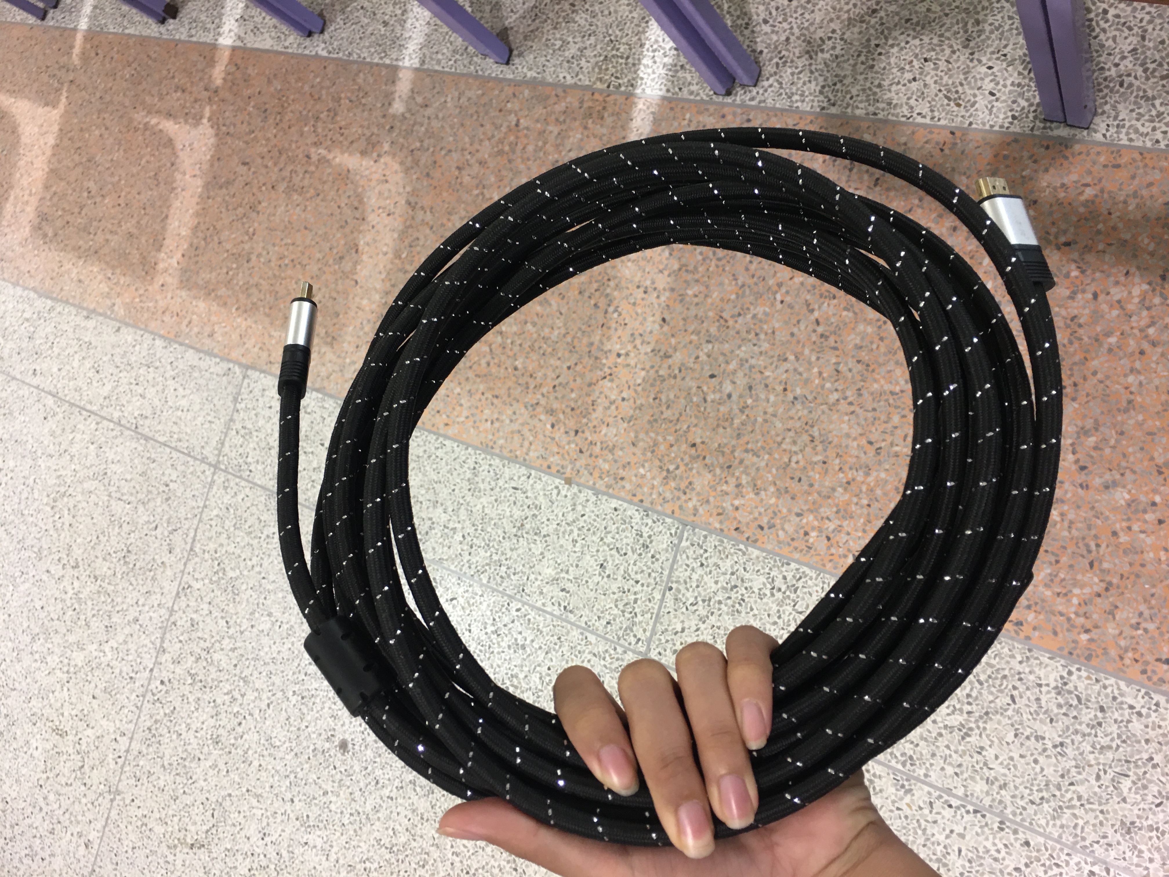 สาย HDMI ย่อมาจาก High Definition Multimedia Interface หมายถึง การเชื่อมต่อสื่อที่มีหลายๆ องค์ประกอบและมีความละเอียดสูง ซึ่งมีหน้าที่เป็นตัวกลางส่งสัญญาณทั้งภาพและเสียงแบบดิจิตอลโดยไม่มีการบีบอัดไฟล์ให้มีขนาดเล็กลง ทำให้ภาพที่ได้มีความคมชัดและเสียงมีความสมบูรณ์เหมือนต้นฉบับ